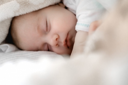 Bezpieczny sen niemowlaka: jak o niego zadbać?